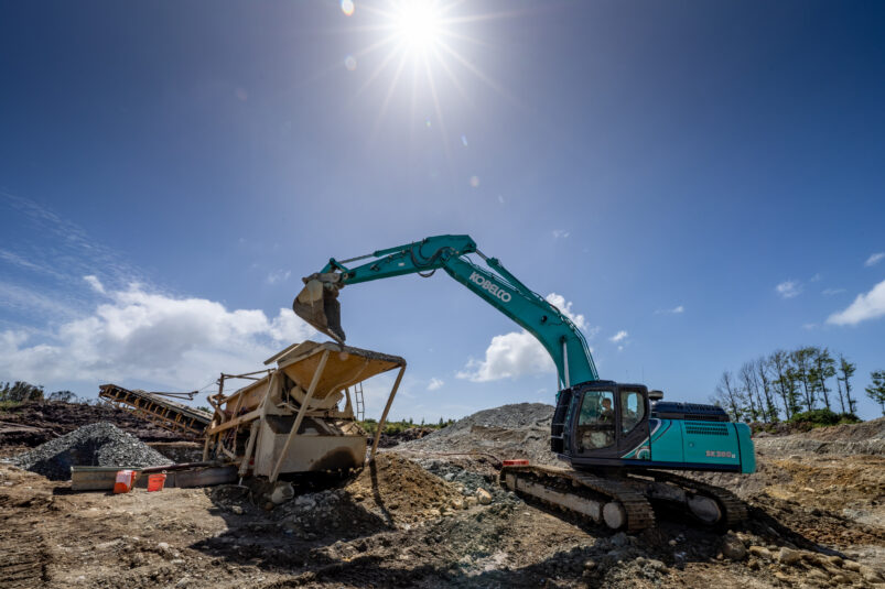 Image Digging For Gold - With Fairhall Agricultural Services 3 - Kobelco Excavators